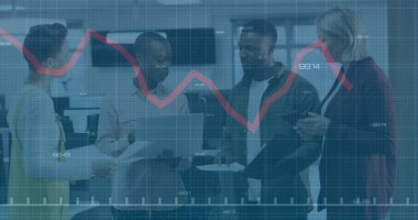 Ofisteki çeşitli iş adamlarıyla ilgili finansal veri işleme resmi. Küresel iş ve dijital arayüz kavramı dijital olarak oluşturulmuş görüntü.