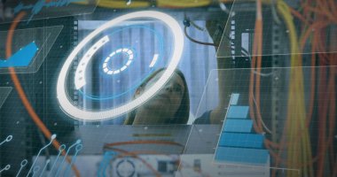 Kafkas kadın üzerinde veri işleme görüntüsü bilgisayar sunucusunun kablolarını tamir ediyor. küresel bağlantılar, veri işleme ve hesaplama kavramı dijital olarak oluşturulmuş resim.