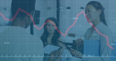 Ofisteki çeşitli iş adamlarıyla ilgili finansal veri işleme resmi. Küresel iş ve dijital arayüz kavramı dijital olarak oluşturulmuş görüntü.