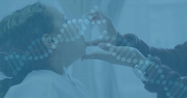 Dna iplikçiklerinin görüntüsü, çift ırklı anne ve kız hasta üzerinde işlem yapıyor. Küresel sağlık, bilim, tıp, araştırma, bilgisayar ve veri işleme kavramı dijital olarak oluşturulmuş görüntü.