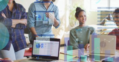 Çeşitli neşeli meslektaşların ofiste konuşup tartışmaları üzerine bilgi arayüzü resmi. Dijital bileşik, iş dünyası, rapor, ilerleme, takım çalışması, dizüstü bilgisayar, mutluluk, sohbet ve teknoloji.