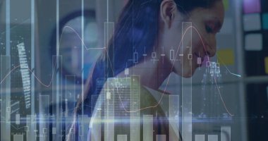 Ofiste çalışan beyaz iş kadınına karşı istatistiksel veri işlemenin birleşik görüntüsü. iş teknolojisi kavramı