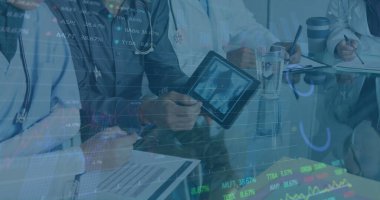 Çeşitli doktorların veri işleme görüntüsü. küresel tıp, sağlık ve veri işleme kavramı dijital olarak oluşturulmuş görüntü.