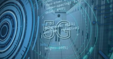 Sunucuların üzerinde 5G ve işleme çemberlerinin resmi. ağ, iletişim, veri işleme ve teknoloji konsepti dijital olarak oluşturulmuş görüntü.
