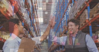 Depoda birbirlerine beşlik çakan erkek ve kadın yöneticilerle ilgili istatistiksel veri işleme. lojistik ve ulaşım sektörü kavramı