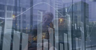 Ofiste konuşan beyaz iş kadını hakkında istatistiksel veri işleme. iş verileri ve analitik teknoloji kavramı