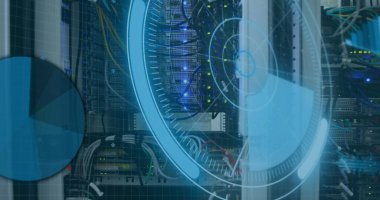 Sunucular üzerinde dijital ekranda veri işleme resmi. Ağ, bilgisayarlar, veri işleme ve teknoloji konsepti dijital olarak oluşturuldu.