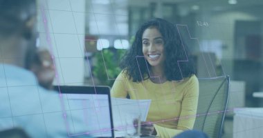 Ofiste çalışan çeşitli iş adamlarının finansal veri işleme görüntüsü. Küresel iş, finans, hesaplama ve veri işleme kavramı dijital olarak oluşturulmuş görüntü.