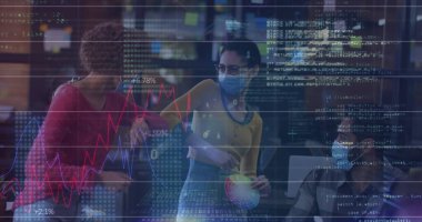 Yüz maskesi takan çeşitli iş adamlarının finansal veri işleme görüntüsü. Dijital olarak üretilen covid 19 salgın konsepti sırasında küresel iş, finans ve dijital arayüz.