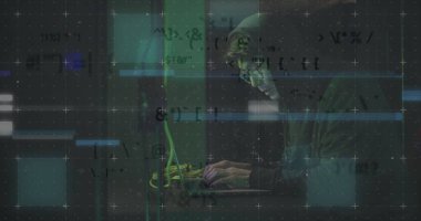 Bilgisayar sunucusu tarafından dizüstü bilgisayar kullanan Asyalı erkek hacker görüntüsü. Çevrimiçi güvenlik, veri işleme, bulut hesaplama konsepti ve teknoloji konsepti dijital olarak oluşturulmuş görüntü.