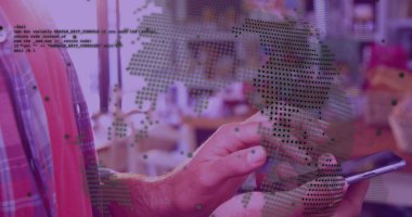 Akıllı telefon kullanan beyaz bir adam üzerinde dünya ile veri işleme görüntüsü. Dijital olarak oluşturulan küresel finansman, perakende ve dijital arayüz kavramı.