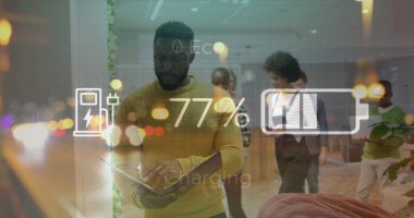 Ofisteki çeşitli iş adamları üzerinde veri işleme ve şehir manzarası. Küresel iş ve dijital arayüz kavramı dijital olarak oluşturulmuş görüntü.