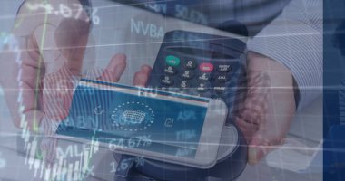 Bilgisayarı kullanan bir kadının istatistik ve veri işleme görüntüsü. Küresel iş ve teknoloji kavramı.