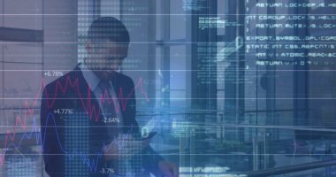 Akıllı telefon kullanan beyaz iş adamının mali verileri ve grafikleri. ticari, finans, ekonomi ve teknoloji konsepti dijital olarak oluşturulmuş imaj.