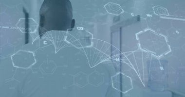 Afrikalı Amerikalı erkek doktor üzerinde DNA ipliği ve tıbbi veri işleme imgesi. Küresel sağlık, bilim, tıp, araştırma, bilgisayar ve veri işleme kavramı dijital olarak oluşturulmuş görüntü.