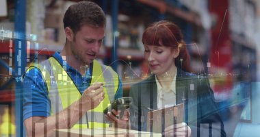 Kafkasyalı bir erkek işçiyle beyaz kadın yöneticisinin notlar alırken tartıştıklarını gördüm. İkisi de kameraya bakıp gülümsüyor. Önplanda grafik ve istatistiklerin dijital görüntüsü çalışıyor