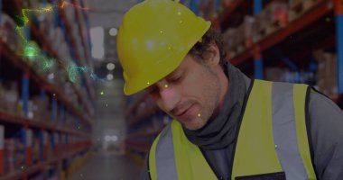 Depoda çalışan beyaz bir adamın üzerinde parlayan ışık lekeleri var. küresel taşımacılık, dağıtım ve iş konsepti dijital olarak oluşturulmuş görüntü.