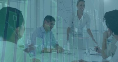 Toplantıdaki iş adamlarının finansal veri işleme görüntüsü. küresel finans ve iş konsepti dijital olarak oluşturulmuş imaj.