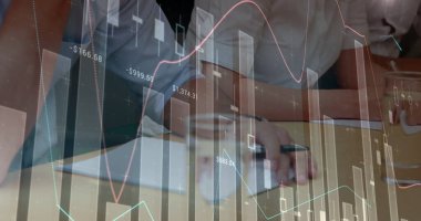 İş adamları üzerinde finansal veri işleme görüntüsü. global business, finans, data işleme ve dijital arayüz kavramı dijital olarak oluşturuldu.