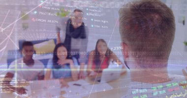 Çeşitli iş adamları üzerinde finansal veri işleme görüntüsü. küresel iş, finans, dijital arayüz ve bağlantılar konsepti dijital olarak oluşturulmuş görüntü.