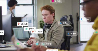 Kafkasyalı adamın bilgisayarda rapor hazırlarken birden fazla uyarı çubuğu görüntüsü. Dijital bileşim, çoklu pozlama, iş, sosyal medya anımsatıcı ve teknoloji kavramı.