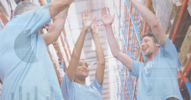 Çeşitli erkek ve kadın gönüllülerin depoda el ele tutuşmaları ile ilgili istatistiksel veri işleme. lojistik ve ulaşım sektörü kavramı