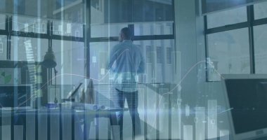 Grafiklerin ve düşünceli Afro-Amerikan 'ın ofisindeki pencerenin önündeki binanın görüntüsü. Dijital kompozit, çoklu pozlama, rapor, iş dünyası, gökdelen, düşünme ve şehir konsepti.