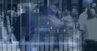 Sokakta yürüyen insanların zaman atlamalarıyla istatistiksel veri işlemenin birleşik görüntüsü. iş ve teknoloji kavramı