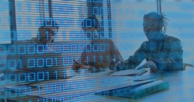 Ofiste çalışan iş adamları üzerinde ikili kodlama ve veri işleme görüntüsü. Küresel iş, finans ve veri işleme kavramı dijital olarak oluşturulmuş görüntü.