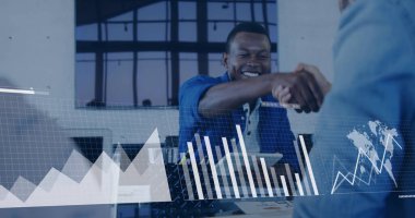 Çeşitli iş adamları üzerinde finansal veri işleme görüntüsü. global business, finans, data işleme ve dijital arayüz kavramı dijital olarak oluşturuldu.