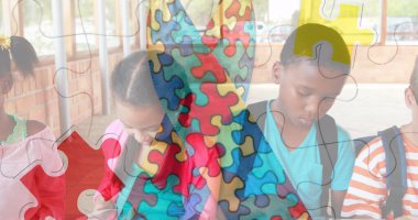 Tablet kullanan çeşitli okul çocuklarının bulmaca parçaları. otizm farkındalık ayı ve dijital olarak üretilen görüntü konsepti.