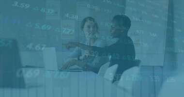 Ofisteki çeşitli kadın iş arkadaşlarıyla ilgili finansal veriler. İş, finans ve ekonomi kavramı dijital olarak oluşturulmuş imaj.