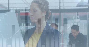 İş adamları üzerinden finansal veri işleme görüntüsü. küresel iş, bağlantılar ve veri işleme kavramı dijital olarak oluşturulmuş görüntü.