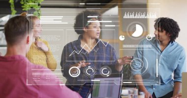 Çeşitli meslektaşların ofiste toplanması üzerine veri işleme resmi. İş, iletişim, teknoloji, hesaplama ve dijital arayüz kavramı dijital olarak oluşturuldu.