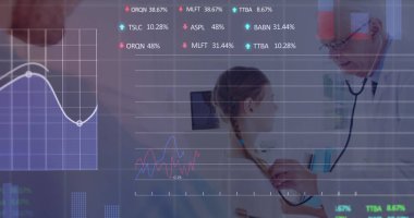 İş adamının mali veri işleme görüntüsü. Küresel iş dünyası dijital arayüz teknolojisi ve dijital olarak oluşturulan ağ konsepti.