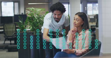 Ofiste iş tartışan çeşitli iş adamlarının finansal veri işleme görüntüsü. Küresel iş, finans ve dijital arayüz kavramı dijital olarak oluşturulmuş görüntü.