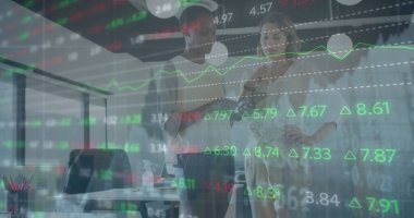 Ofisteki çeşitli kadın iş arkadaşlarının mali verileri ve grafikleri. İş, finans, ekonomi ve işbirliği konsepti dijital olarak oluşturulmuş imaj.