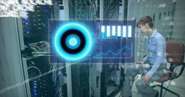 Beyaz kadının sunucuları kontrol etmesi üzerine dijital ekranda veri işleme görüntüsü. Ağ, bilgisayarlar, veri işleme ve teknoloji konsepti dijital olarak oluşturuldu.