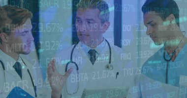 Telefon kulaklığı kullanan çeşitli iş adamlarının veri işleme görüntüsü. Dijital arayüz ve teknoloji konseptini dijital olarak oluşturan küresel iş veri işleme.