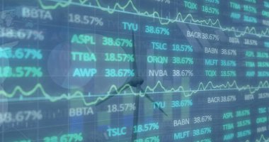 Mavi gökyüzüne karşı dönen yel değirmeninin istatistiksel ve borsa veri işleme görüntüsü. Küresel ekonomi ve yenilenebilir enerji teknolojisi kavramı