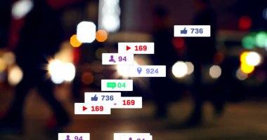 Sosyal medya simgeleri ve şehir ışıklarının üzerindeki numaralar. küresel sosyal medya, ağ oluşturma, bağlantılar ve dijital arayüz konsepti dijital olarak oluşturuldu.