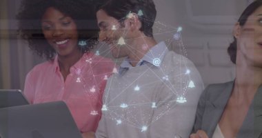 Elektronik cihazlar kullanan çeşitli meslektaşların orta bölümündeki dijital simgelerin görüntüsü. Küresel ağ ve iş teknolojisi kavramı