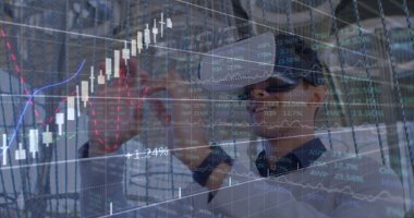 VR kulaklık kullanılarak işadamının mali veri işleme görüntüsü. küresel iş, bağlantılar, dijital arayüz ve teknoloji konsepti dijital olarak oluşturulmuş görüntü.