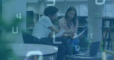 Ofisteki çeşitli iş arkadaşlarıyla değişen numaraların görüntüsü. İş, finans, ekonomi, veri işleme ve teknoloji konsepti dijital olarak oluşturulmuş görüntü.