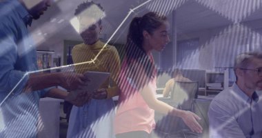 Ofiste çalışan çeşitli iş adamlarının finansal veri işleme görüntüsü. Küresel iş, finans ve dijital arayüz kavramı dijital olarak oluşturulmuş görüntü.