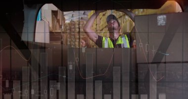 Beyaz teslimatçı adamın minibüsündeki depodaki kutuları istiflemesi hakkında istatistiksel veri işleme. lojistik ve ulaşım sektörü kavramı