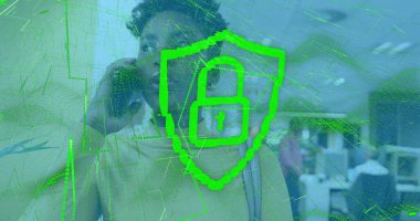 Afro-Amerikan kadının ofisindeki dijital asma kilit görüntüsü. Veri güvenliği, iş dünyası, ağ, iletişim ve teknoloji konsepti dijital olarak oluşturulmuş görüntü.