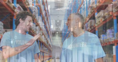 İstatistiklere göre depoda birbiriyle beşlik çakışan iki beyaz erkek gönüllü var. lojistik ve ulaşım sektörü kavramı