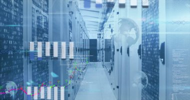 Bilgisayar sunucuları üzerinde istatistik ve veri işleme resmi. Küresel sosyal medya, bağlantılar, hesaplama, dijital arayüz ve dijital olarak oluşturulan veri işleme kavramı.