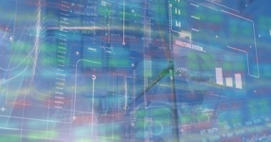 Mavi gökyüzüne karşı dönen yel değirmeniyle veri işleme arayüzünün görüntüsü. Küresel ekonomi ve yenilenebilir enerji teknolojisi kavramı